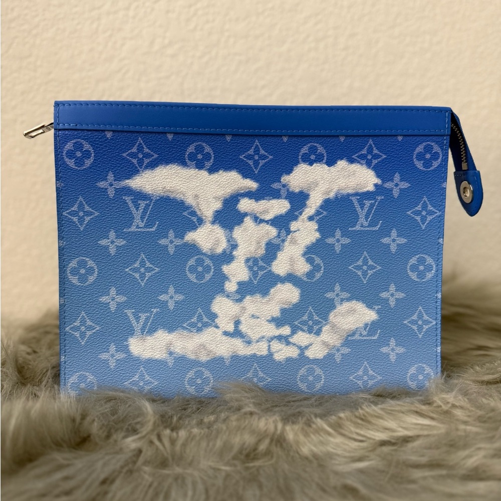 ❌❌SOLD❌❌ Louis Vuitton Blue Cloud Monogram limited edition Clutch - Picture 2 of 13